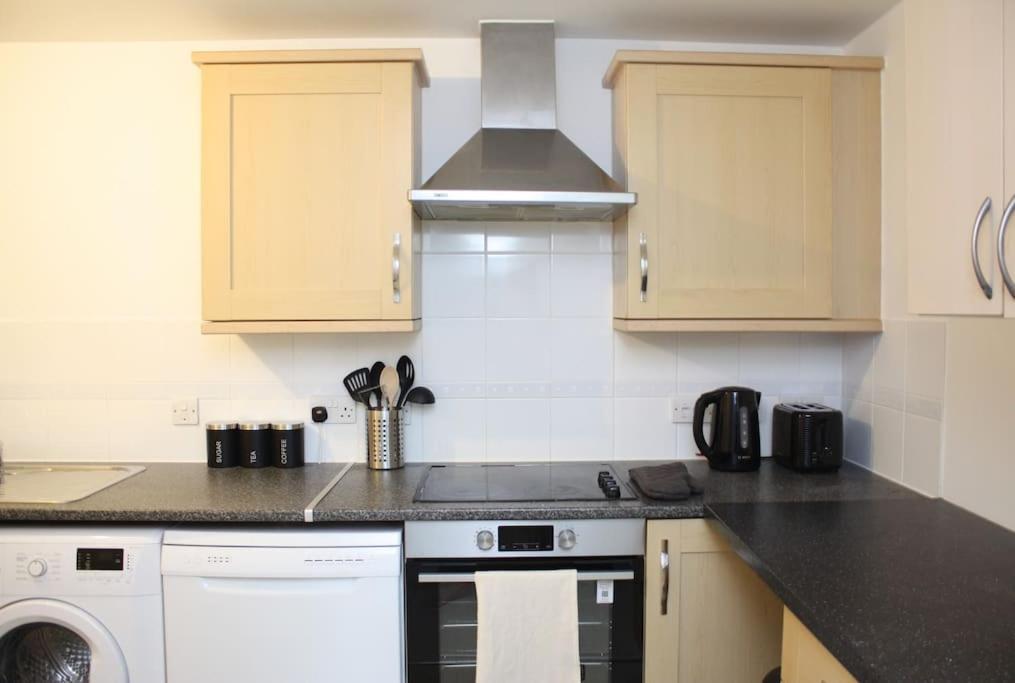 2 Bed 2 Bath Apartment & Parking - Lgw 10Min Drive Crawley  Bagian luar foto