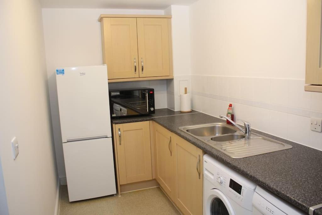 2 Bed 2 Bath Apartment & Parking - Lgw 10Min Drive Crawley  Bagian luar foto